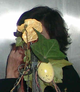 Eva hinter Bl&auml;ttern